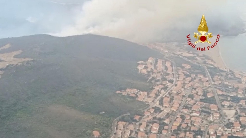 Die Stadt Oristano ist vollkommen in Rauch gehüllt.