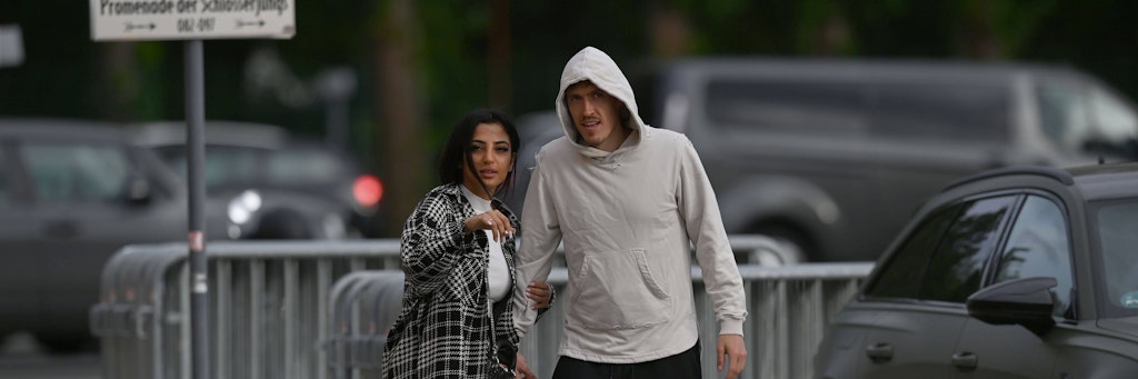 Max Kruse mit seiner Dilara auf dem Parkplatz vor der Alten Försterei. 