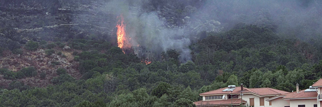Das Feuer im Westen Sardiniens dringt immer weiter in bewohntes Gebiet vor.