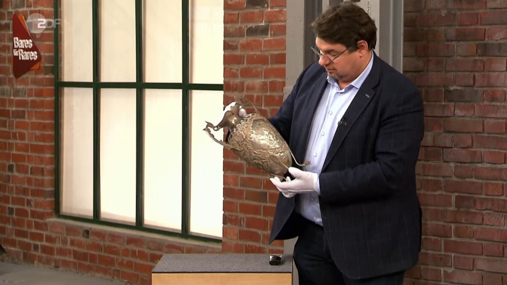 „Bares für Rares“-Händler Daniel Meyer ist begeistert von der Vase.