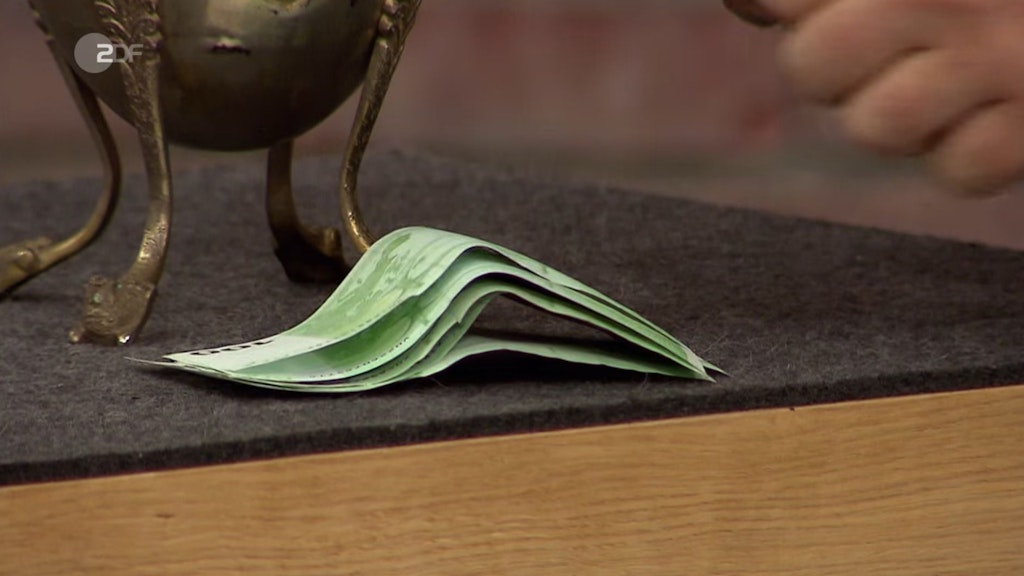 Für 1550 Euro findet die Vase bei „Bares für Rares“ einen neuen Besitzer.