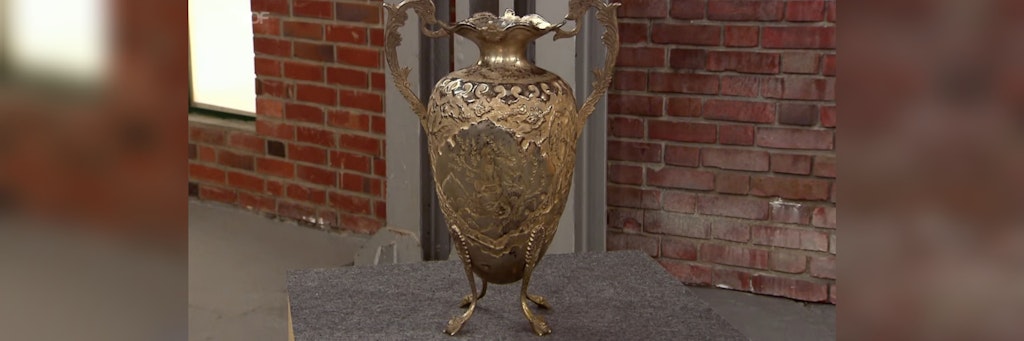 Bei „Bares für Rares“ steht diese prunkvolle Vase aus Persien zum Verkauf.