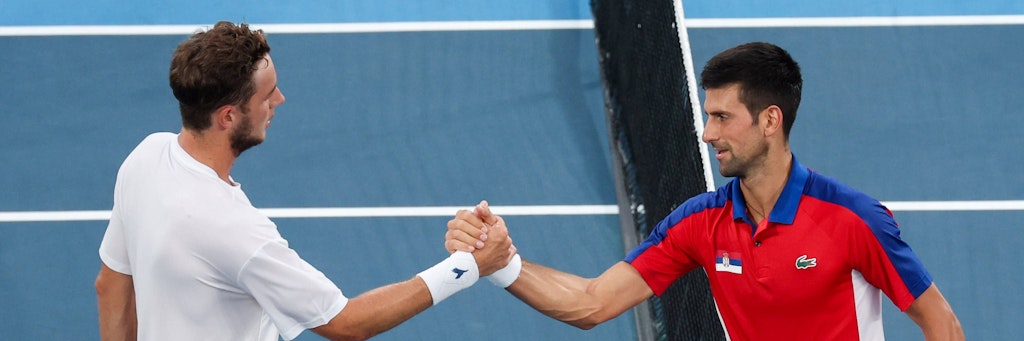 Jan-Lennard Struff gratuliert Novak Djokovic, unterlag 4:6, 3:6 gegen den Major-Rekord-Champion bei den Olympischen Spielen in Tokio. 