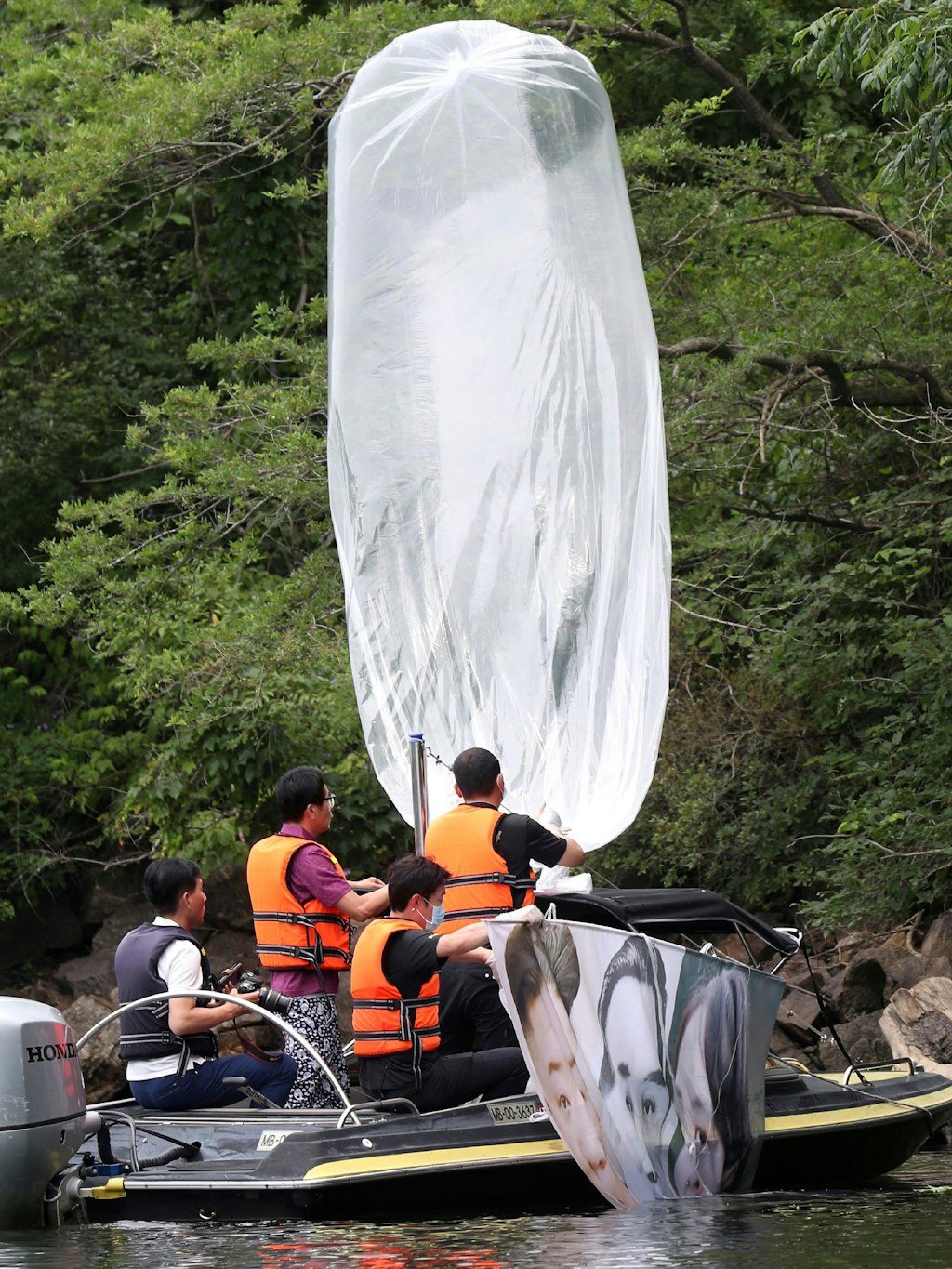 Südkoreanische Polizisten bergen einen Ballon, der es mit seiner Botschaft gegen das Regime nicht nach Nordkorea geschafft hatte. 
