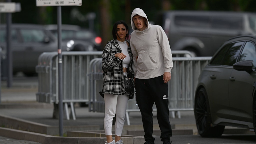 Max Kruse mit seiner Dilara auf dem Parkplatz vor der Alten Försterei.
