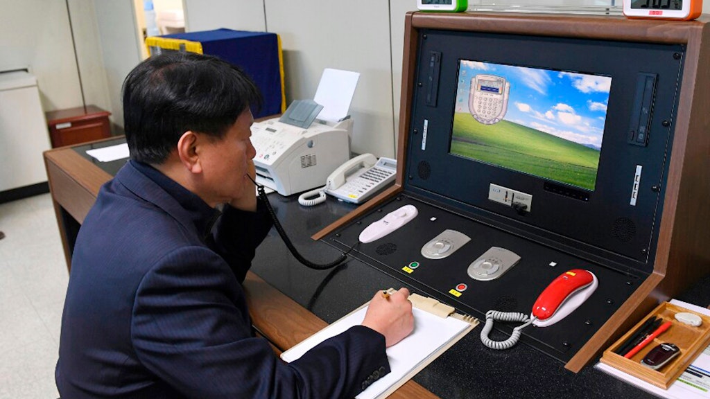 Ein südkoreanischer Beamter telefoniert an der Grenze mit einem nordkoreanischen Offizier. Das funktioniert wieder. 