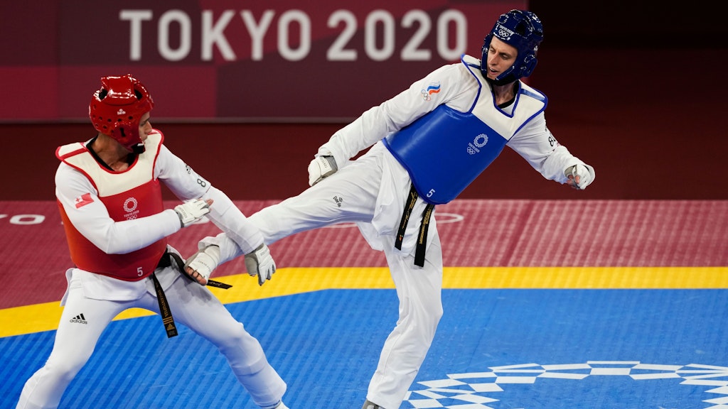 Pita Taufatofua (l.) verlor im Taekwondo gegen den Weltmeister Wladislaw Larin aus Russland deutlich. Spaß hatte er dabei trotzdem.