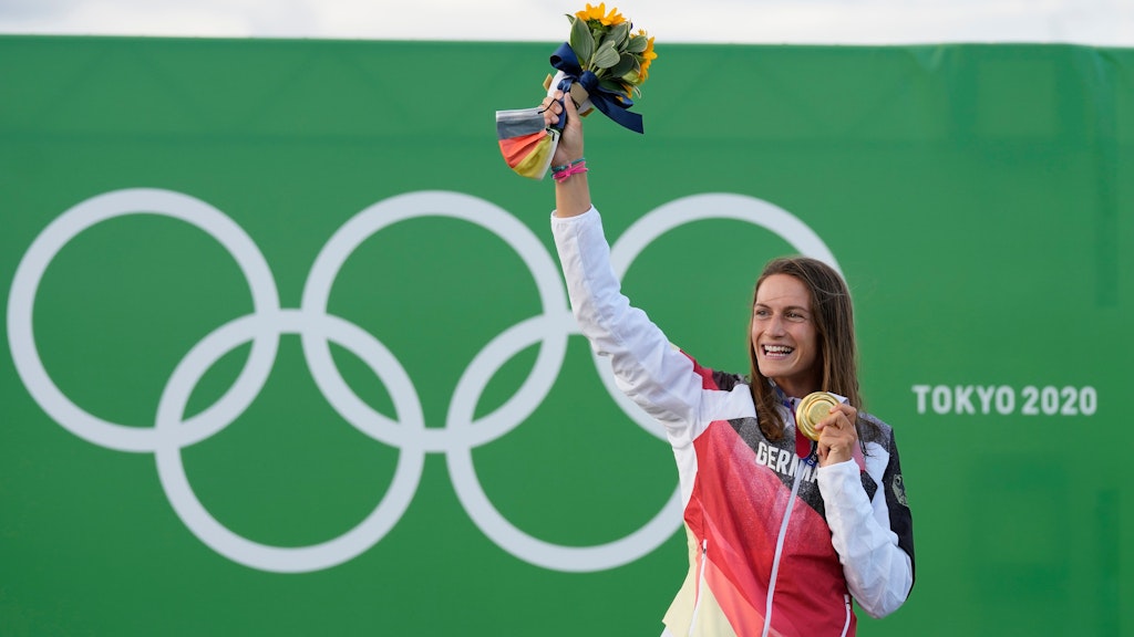 Ricarda Funk zeigt stolz ihre Goldmedaille. 