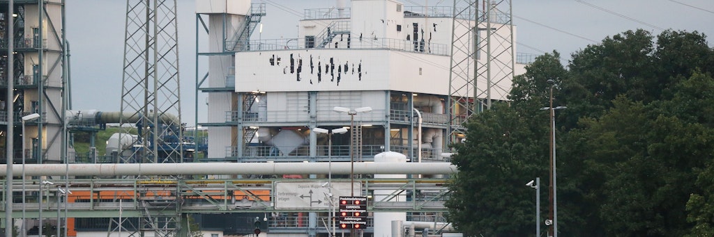 Nach der Explosion im Leverkusener Chempark sind am Gebäude Schäden zu erkennen.