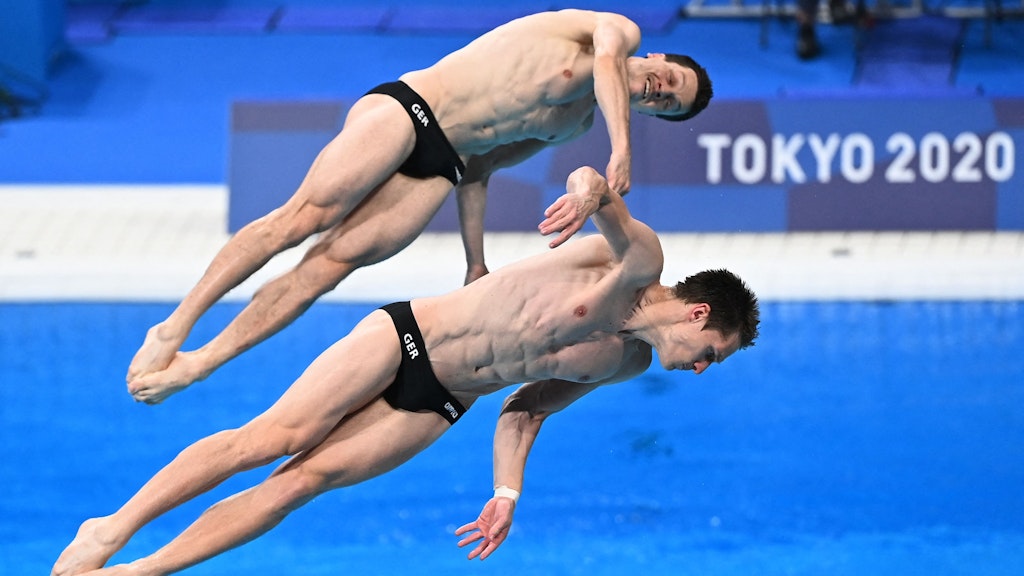 So schön kann Springen sein: Patrick Hausding (l.) und Lars Rüdiger bei den Olympischen Spielen in Tokio. 