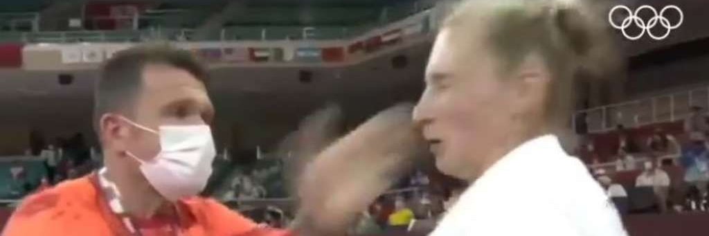 Irre: Judoka-Trainer Claudiu Pusa verteilt zwei knallharte Ohrfeigen an Martyna Trajdos vor ihrem Wettkampf bei Olympia in Tokio.