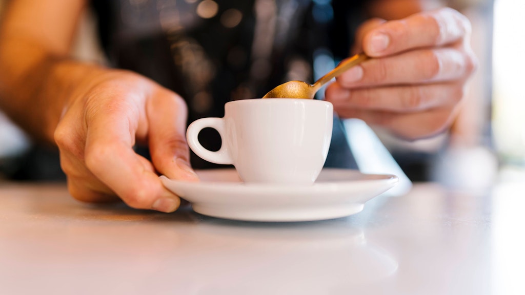 Wer mehr als sechs Tassen Kaffee am Tag trinkt, sollte seinen Konsum überdenken.