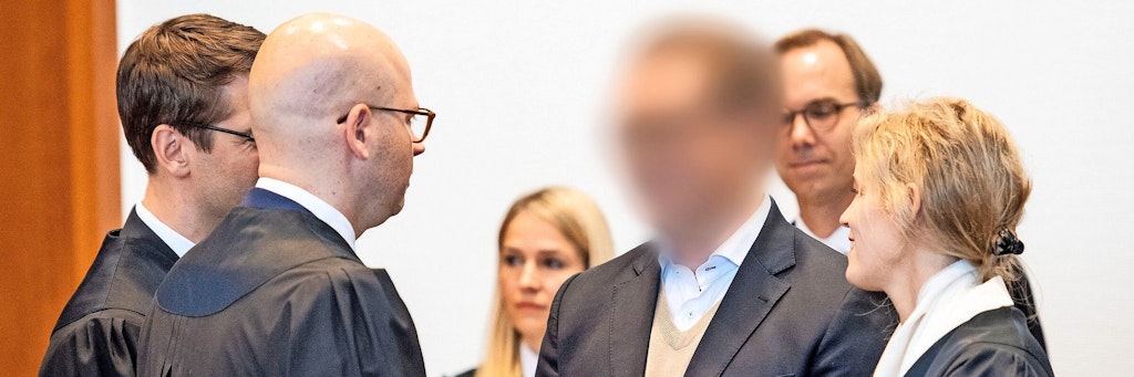 Einer der verurteilten Aktienhändler im Landgericht Bonn. Er und ein Kollege waren angeklagt, mit Cum-Ex-Geschäften von 2006 bis 2011 einen Steuerschaden von über 440 Millionen Euro verursacht zu haben.