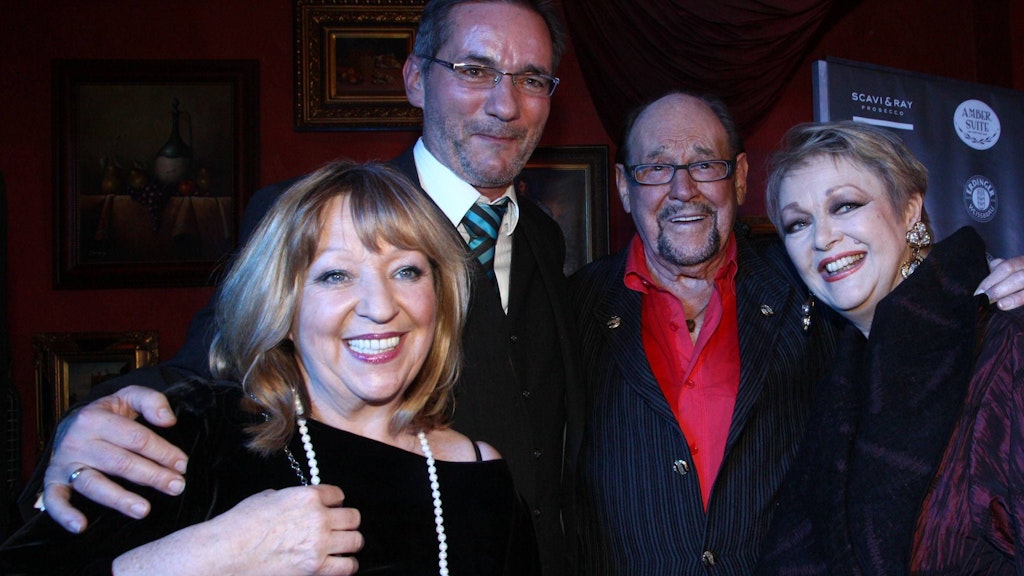 Herbert Köfer mit Angelika Mann, Matthias Platzeck und Barbara Schöne bei der Feier zu seinem 90. Geburtstag.