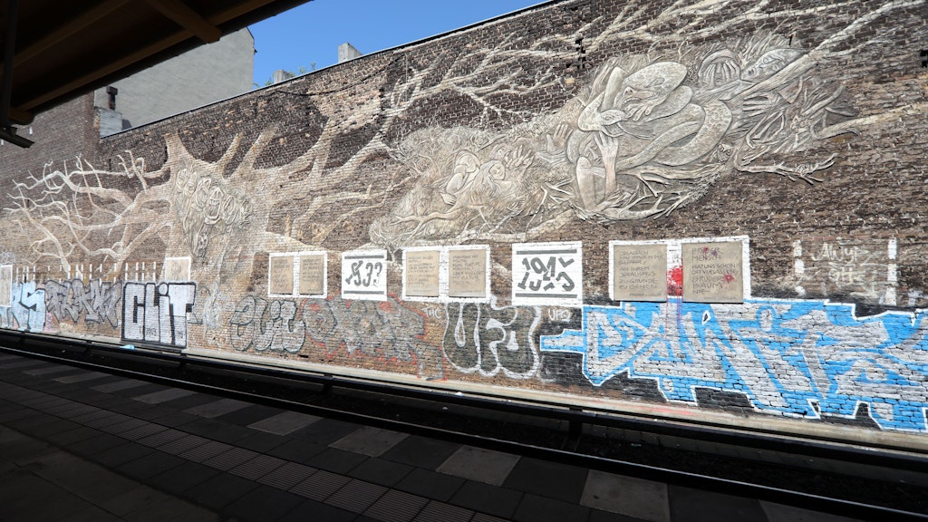 31.05.2021, Berlin - Deutschland. Ben Wagin (92) hat für die Mauer am S-Bahnhof Savignyplatz ein neues Werk entworfen, es heißt Welt Baum Trias.