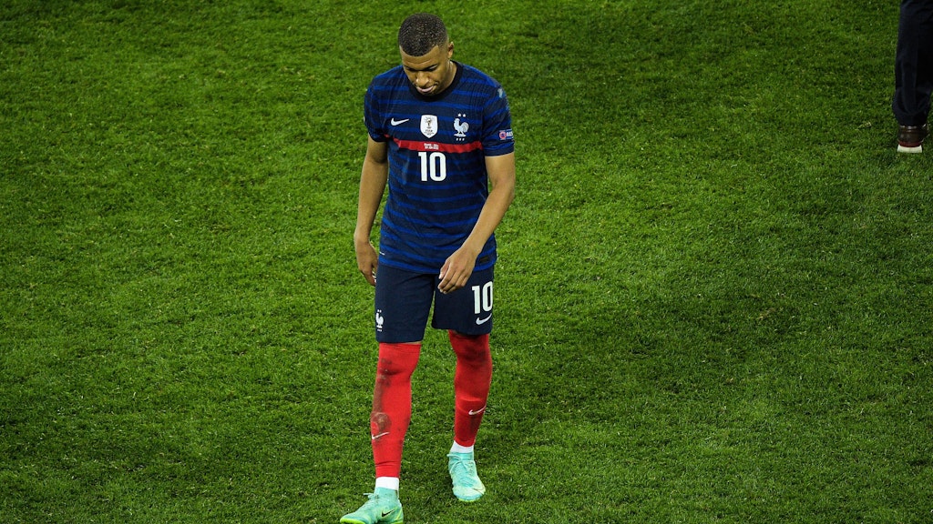Zu dem EM-Frust soll bei Kylian Mbappé auch Fernweh aufkommen. Der Frankreich-Star liebäugelt mit einem Wechsel zu Real Madrid. 