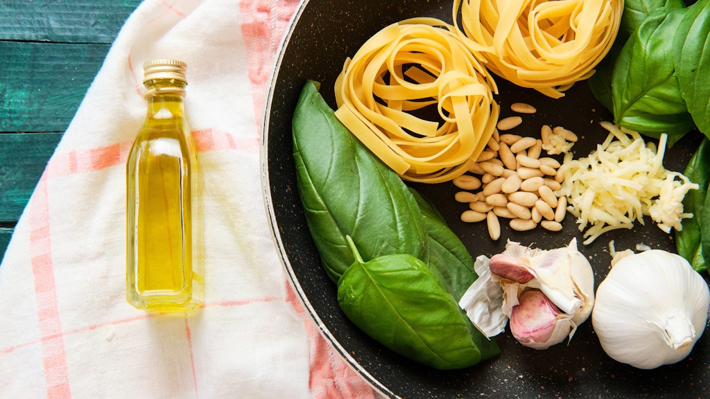 Ein köstliches Basilikum-Pesto braucht nicht viele Zutaten.