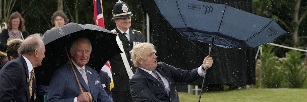 Prinz Charles (l.) war elegant beschirmt, der britische Premierminister Boris Johnson kam mit dem Wind ins Gehege.