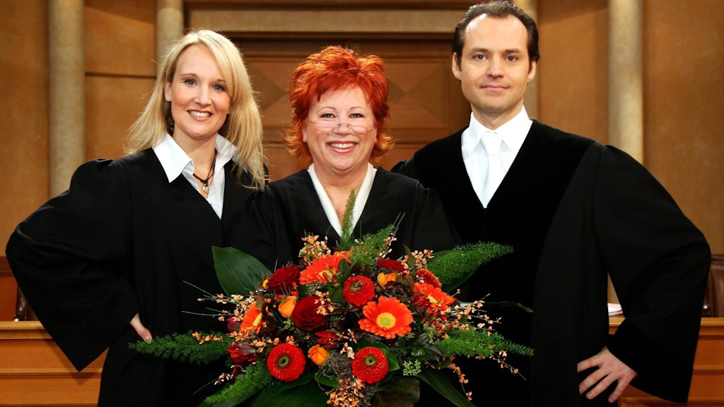 Rechtsanwältin Kirsten Klingenberg (l.), Richterin Barbara Salesch und Staatsanwalt Bernd Römer während eines Pressetermins anlässlich der 1500. Folge von „Richterin Barbara Salesch“.