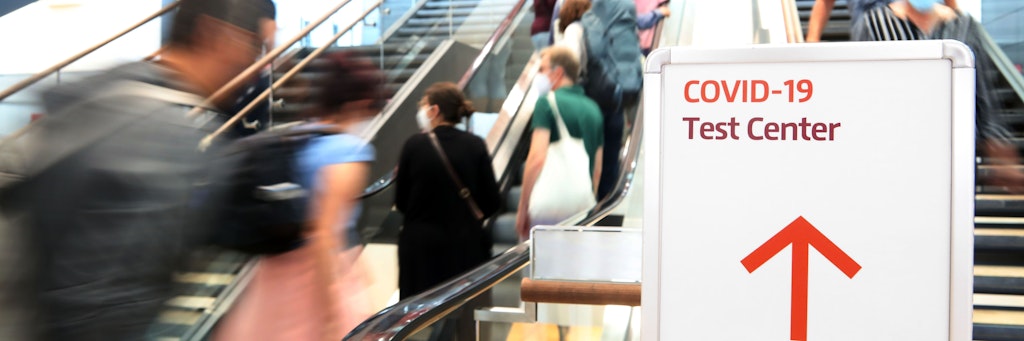 Hinweis auf ein Corona-Testcenter im Flughafen BER.