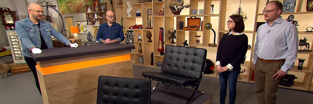 Die Kandidaten plaudern bei der Expertise mit „Bares für Rares“-Moderator Horst Lichter, Experte Sven Deutschmanek schaut sich die Stühle genau an.