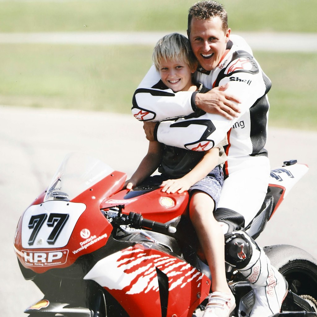 Nach der Formel-1-Karriere widmete sich Michael Schumacher dem Motorradfahren. Immer mit dabei: sein Sohn und heutiger Formel-1-Pilot Mick Schumacher. 
