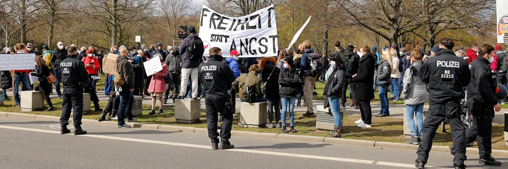 Demonstration von Menschen aus dem Querdenken-Spektrum gegen das neue Infektionsschutzgesetz im April 2021.