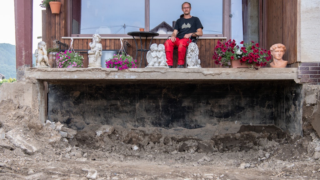 Daniel Schmitz aus Insul sitzt auf dem Balkon seiner durch die Flut zerstörten Wohnung. Vom geliebten Garten ist nichts mehr übrig.