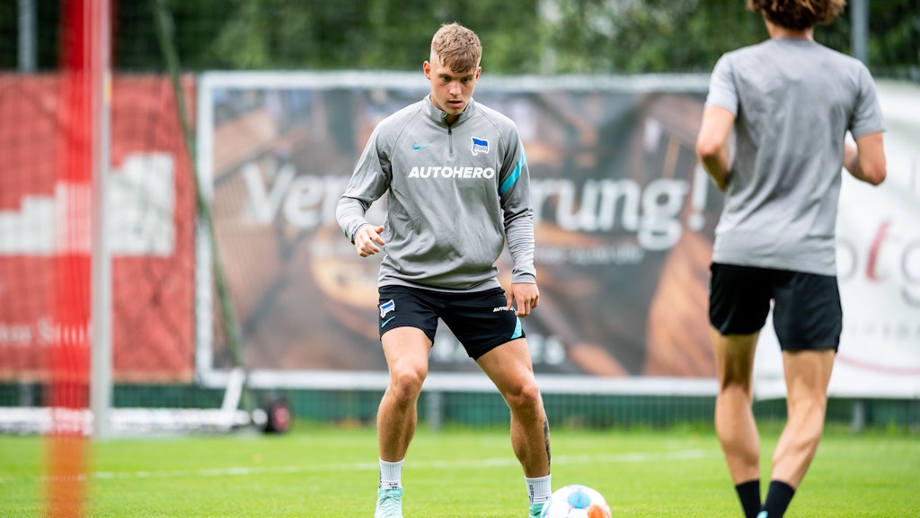 Noch dabei, aber bereit, seine Sachen zu packen: Luca Netz steht vor einem Wechsel von Hertha BSC zu Borussia Mönchengladbach.