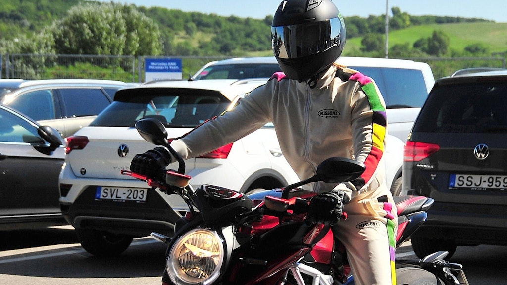 Lewis Hamilton kam auf dem Motorrad zur Strecke – und in einem weißen mit der Regebogenfahne geschmückten Overall. 