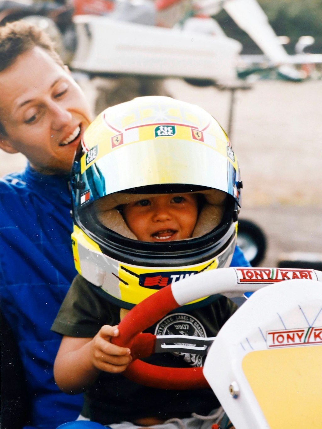 Früh übt sich: Michael Schumacher und sein Sohn Mick beim Kartfahren auf dem Nürburgring. 