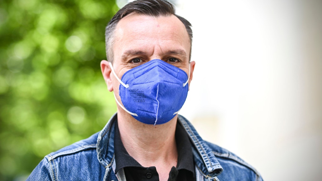 Mirco (44, Koch) aus dem Prenzlauer Berg freut sich, jetzt einfach so zum Impfen gehen zu können. Er hatte in der letzten Zeit zu viel zu tun, um sich um einen Termin kümmern zu können.