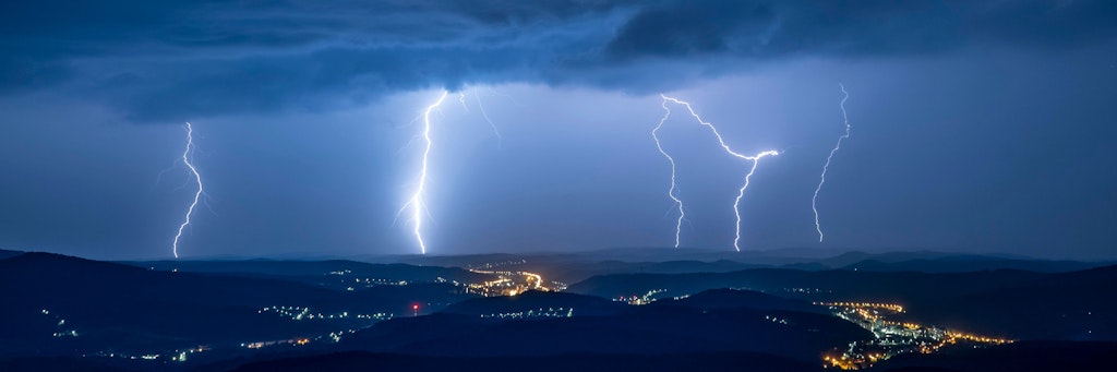 Schnell kann ein Gewitter aufziehen - wer dann in der freien Natur unterwegs ist, hat ein Problem.