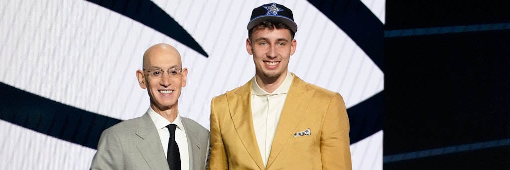 NBA-Kommissar Adam Silver gratuliert Berlins Franz Wagner, der von den Orlando Magic an achter Stelle ausgewählt wurde. 