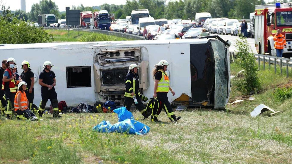 Rettungskräfte sind an der Unfallstelle im Einsatz.