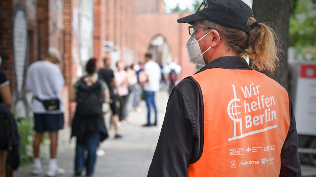 In der Schlange standen nur Berliner, die mit Termin zum Impfen kamen.