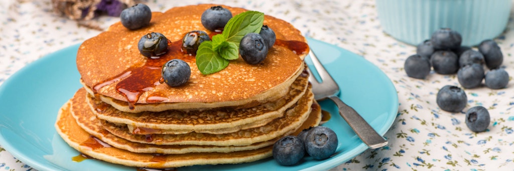 Pancakes müssen nicht immer mit Ei sein. Auch vegan ergeben sie ein super leckeres Frühstück.