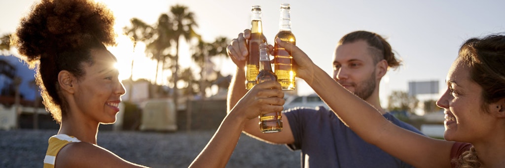 Prost! Ein schnelles Bier aus der Flasche. Wer den Gerstensaft und seine Aromen genießen will, sollte ihn aber besser aus einem Glas trinken.