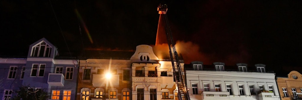 Die Berliner Feuerwehr löscht das Feuer in einem Wohngebäude an der Prenzlauer Promenade.