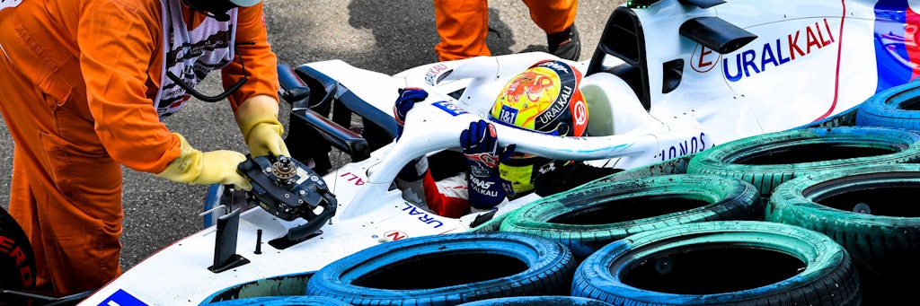 Mick Schumacher hat auf dem Hungaroring seinen Hass am Reifenstapel abgestellt, Streckenposten sind schnell bei ihm.