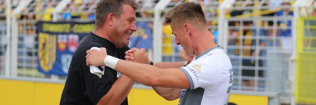 Wollen sich auch in Eilenburg nach dem Schlusspfiff freuen: Dynamo-Trainer Christian Benbennek (l.) und Stürmer Matthias Steinborn. 