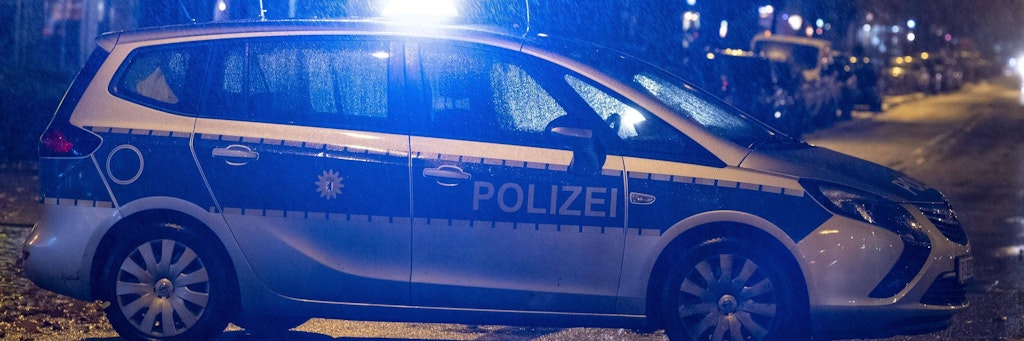 In Steglitz war die Polizei nach einer Beil-Attacke auf einen 21-Jährigen im Einsatz (Symbolfoto). 