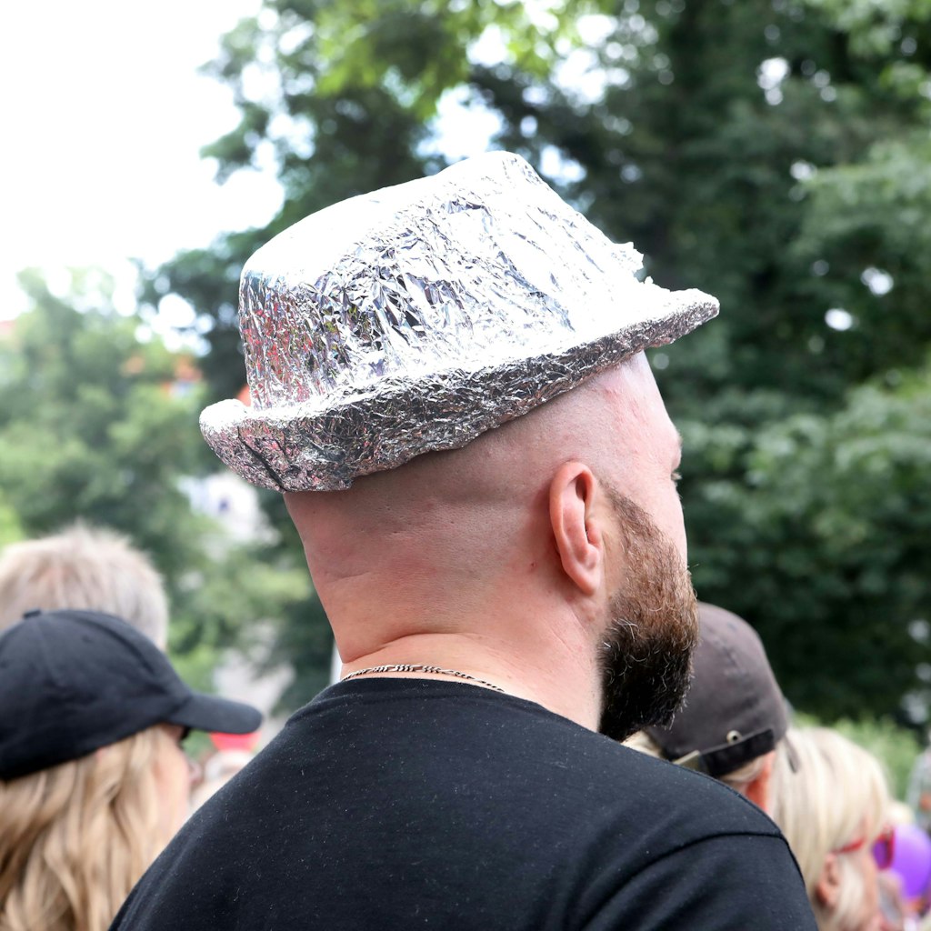Wenn es hilft: Dieser Mann hat sich mit Alu-Hut der verbotenen Demonstration der Querdenken-Initiative angeschlossen. 