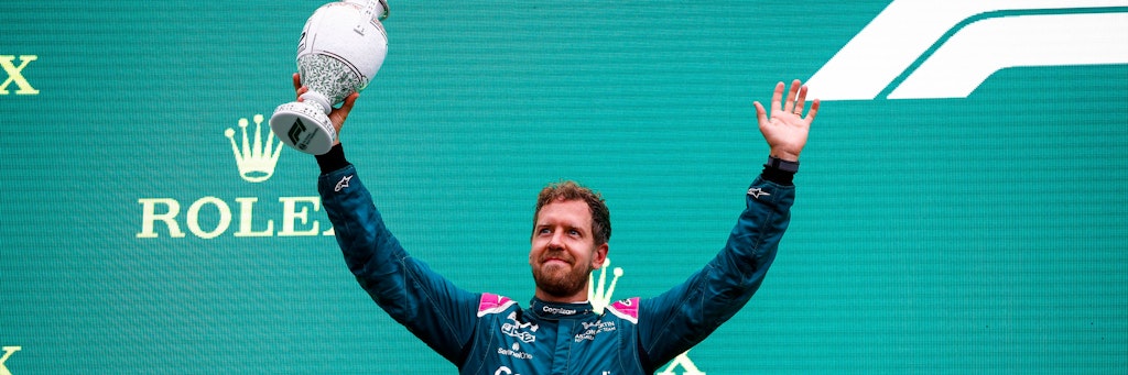 Auch für Platz zwei gibt es beim Ungarn-GP eine schicke Vase: Sebastian Vettel bei der Siegerehrung.