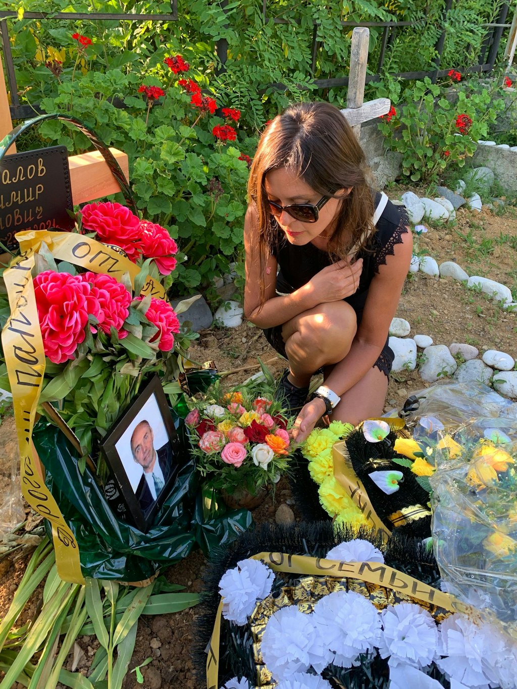 Die Lehrerin Alona Negrich hockt am Grab ihres Vaters. Als er im Sterben lag, war sie kurzfristig zu ihm gereist. Jetzt sitzt sie in Abchasien, einem von Georgien abtrünnigen Gebiet im Südkaukasus, fest.