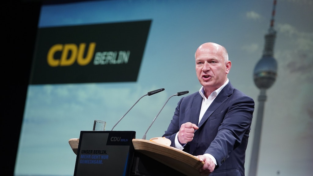 Berlins CDU-Chef Kai Wegner fordert eine mobile Videoüberwachung, um illegale Partys in den Parks einzudämmen.