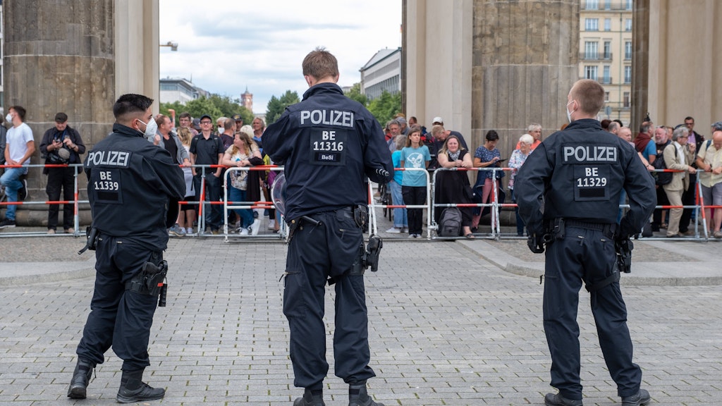 Polizisten sicherten die Gegend um das Brandenburger Tor ab.