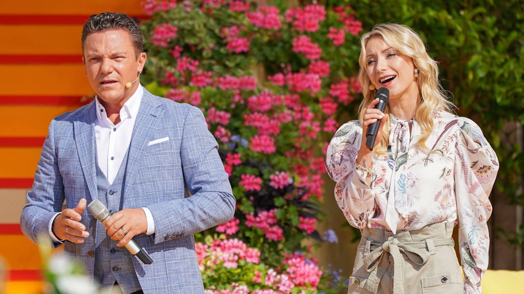 Stefan Mross und Anna Caria Woitschack bei „Immer wieder sonntags“.