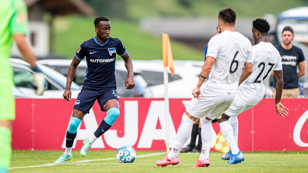Dodi Lukebakio zeigt endlich, was er drauf hat. Hier nimmt er es mit zwei Gegenspielern auf.