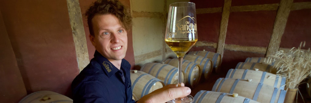  Tim Eggenstein mit einem Glas Old Sandhill.